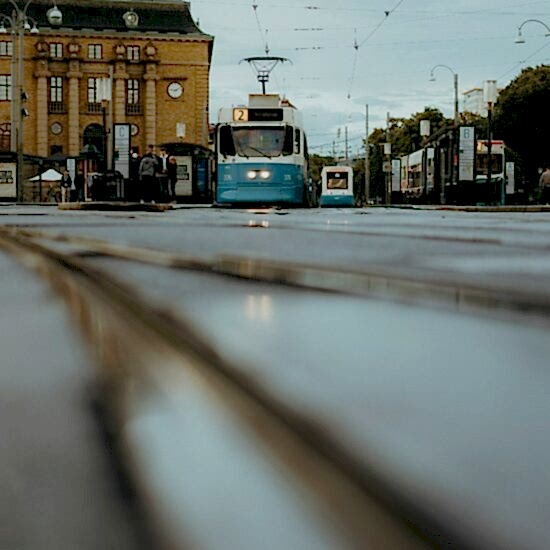 Nobox webbyrå utför webbutveckling för E-handel och WordPress i Göteborgs kommun och inom Västra Götalands län. Bilden visar en spårvagn vid Drottningtorget i centrala Göteborgs stad. Spårvagnen är en symbol för den välkomnande & charmiga tätorten och Sveriges näst största stad på västkusten vid Göta älvs mynning.